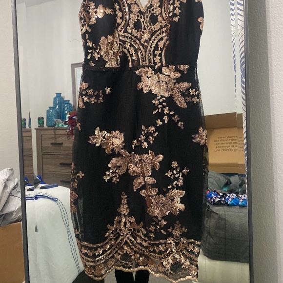 Fée et rit | Black Floral Sequin Bodycon Dress | US4 - Picture 3 of 3